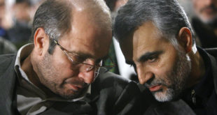 اللواء قاسم سليماني ، يمين ، يتشاور مع رئيس بلدية طهران محمد باقر قاليباف في عام 2006