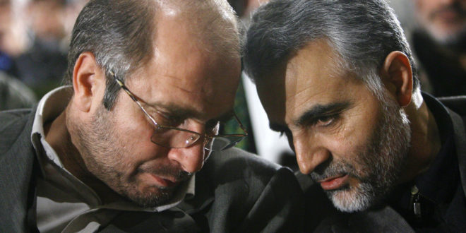 اللواء قاسم سليماني ، يمين ، يتشاور مع رئيس بلدية طهران محمد باقر قاليباف في عام 2006