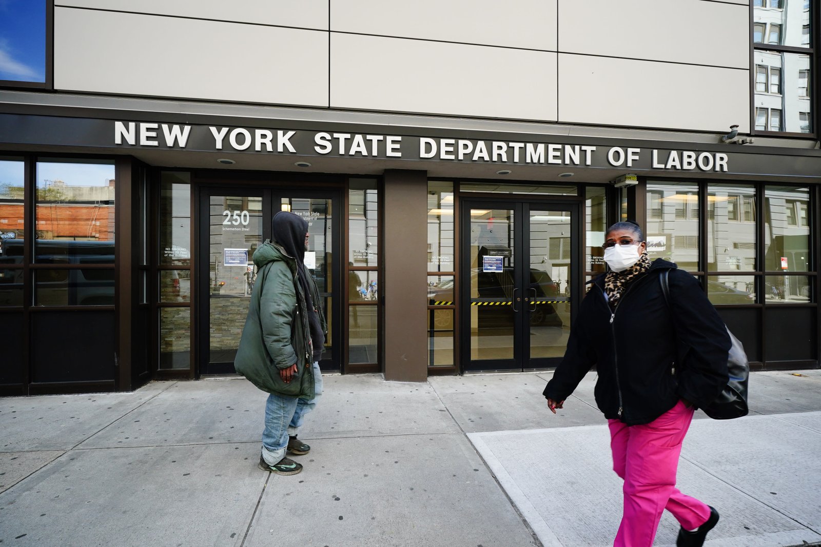 واحد من كل ثلاثة أمريكيين فَقَدَ عمله أو دخله بسبب فيروس كورونا