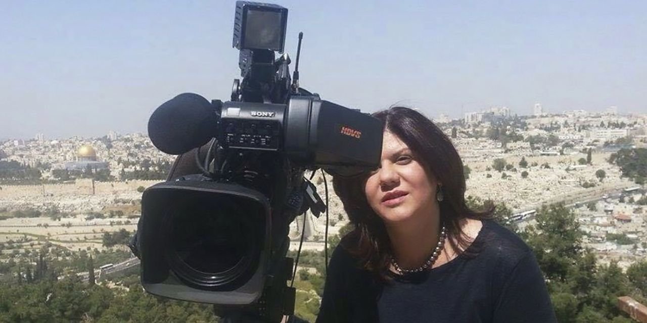 الإسرائيليون والفلسطينيون يتبادلون اللوم على مقتل الصحفية الفلسطينية