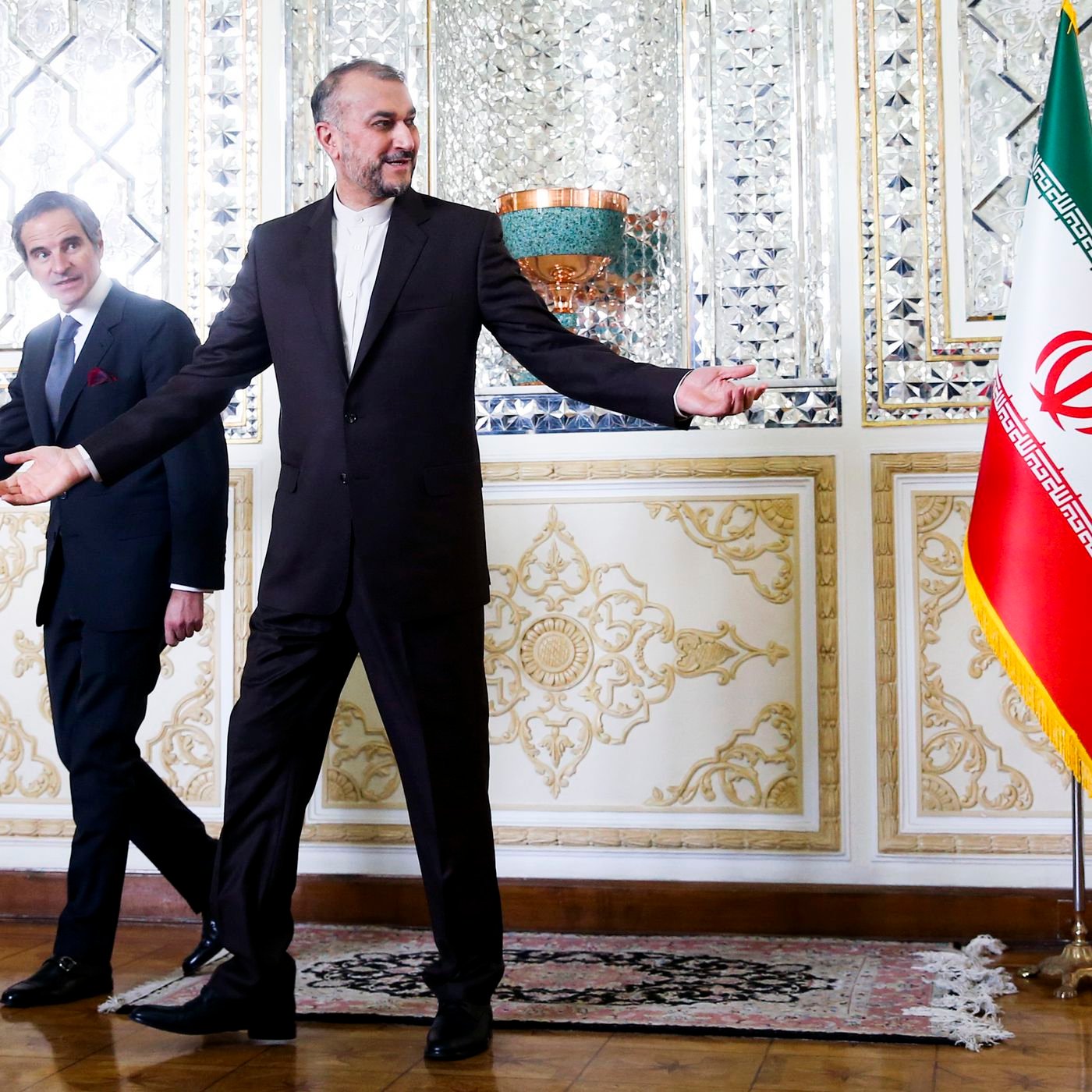 مسؤولون: ارتفاع أسعار النفط يكسب إيران الوقت في المحادثات النووية