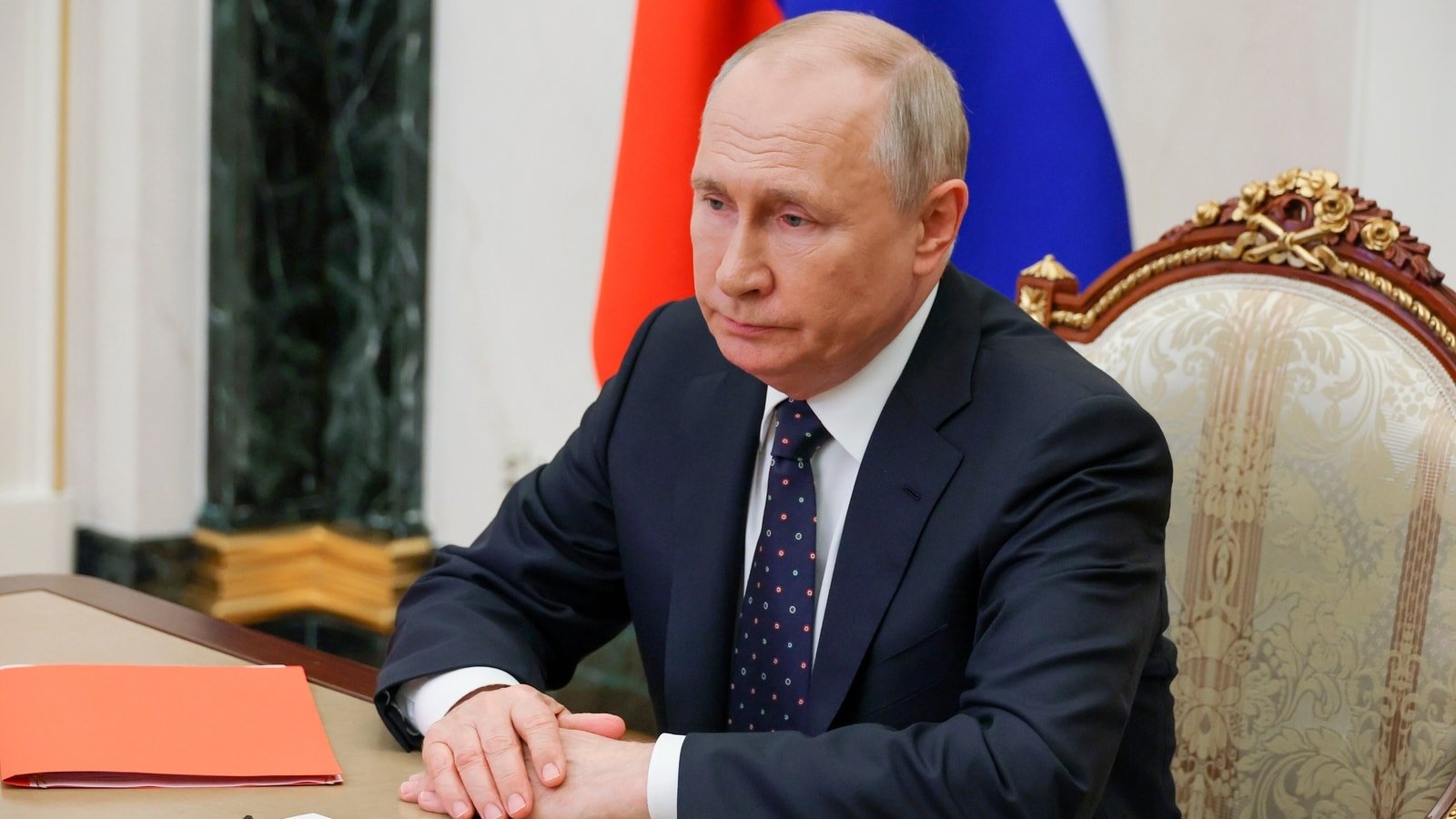 بوتين يصدر مرسومًا بإجبار المقاتلين شبه العسكريين على أداء اليمين لرفع العلم