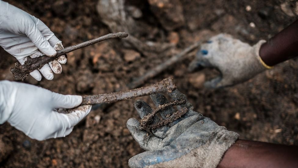 إجراءات الطب الشرعي الصعبة للتعرف على ضحايا مجزرة حماس