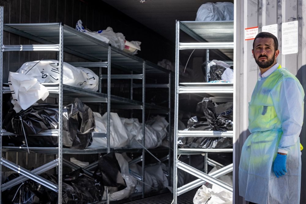 “لقد احترقوا وهم مقيدين معًا”: العمل المؤلم للتعرف على ضحايا هجوم حماس