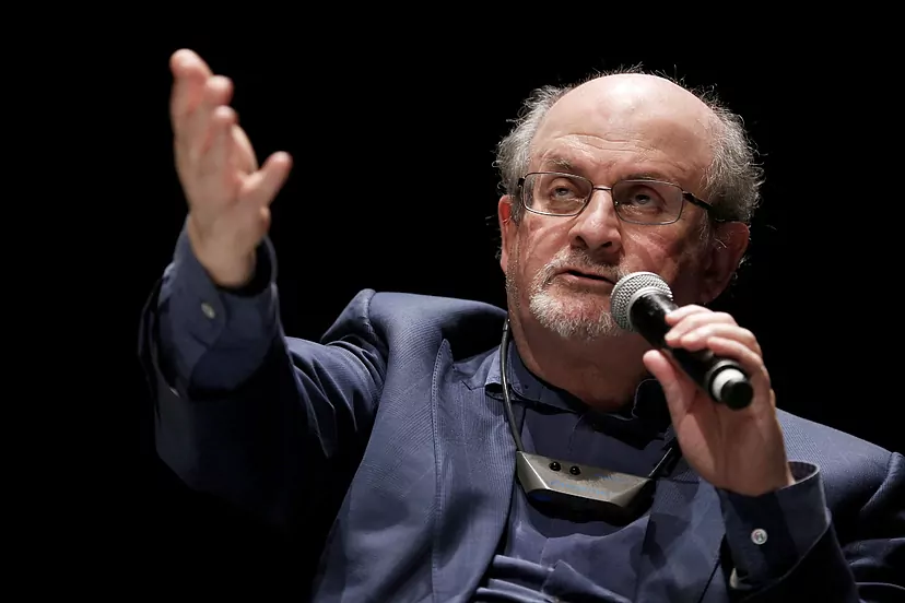 Irán culpó a Salman Rushdie del ataque recibido Irán culpa a Salman Rushdie de haber sido apuñalado