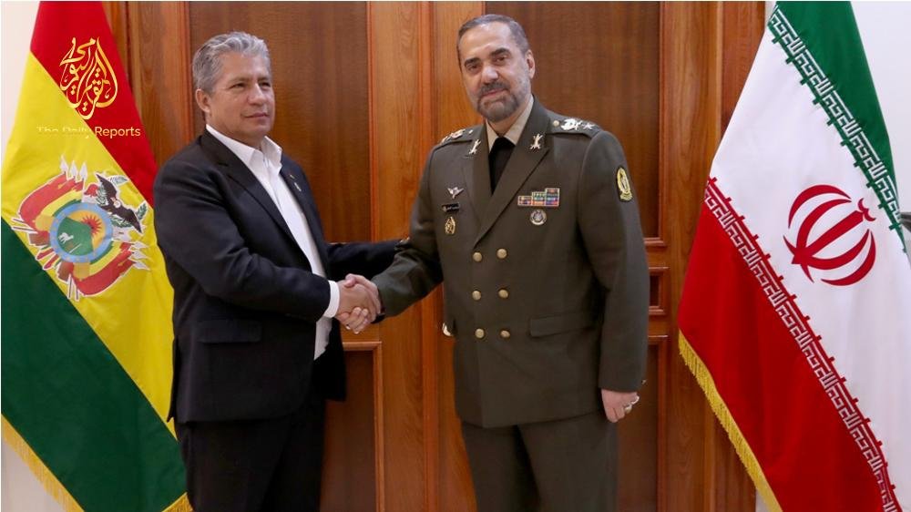 Bolivia busca adquirir drones iraníes El ministro de Defensa de Bolivia, Edmundo Novillo Aguilar (izq.) junto a su homólogo iraní, Reza Ashtiani