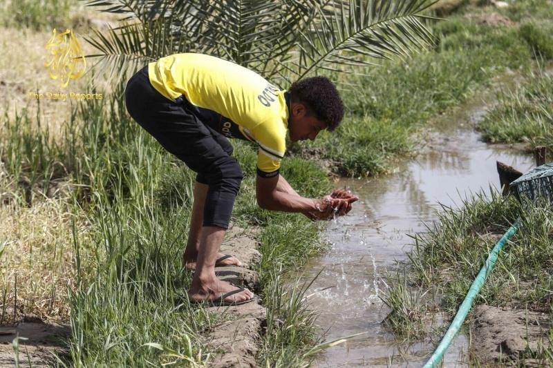 Crisis hídrica en Irán: Tabriz sin agua desde hace 3 días Hombre tomando agua