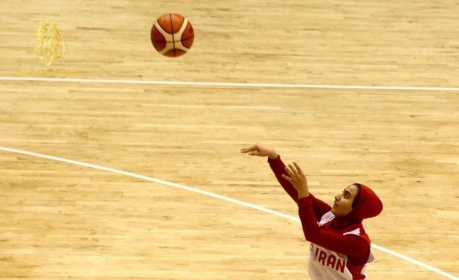 El régimen iraní acusa de traición a la selección femenina de baloncesto Jugadora iraní de baloncesto