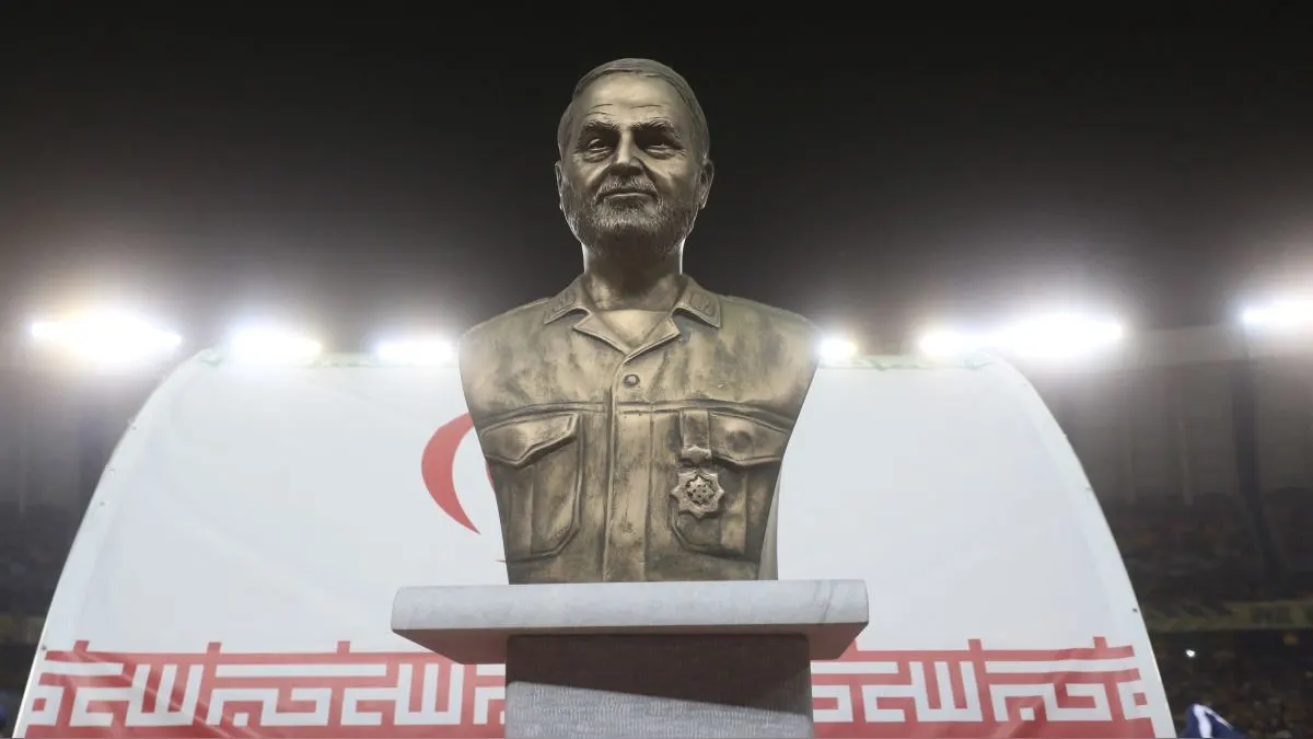 Sancionan a club de fútbol iraní por exhibir busto de Soleimani antes de un partido Busto del excomandante de la Fuerza Quds, Qasem Soleimani