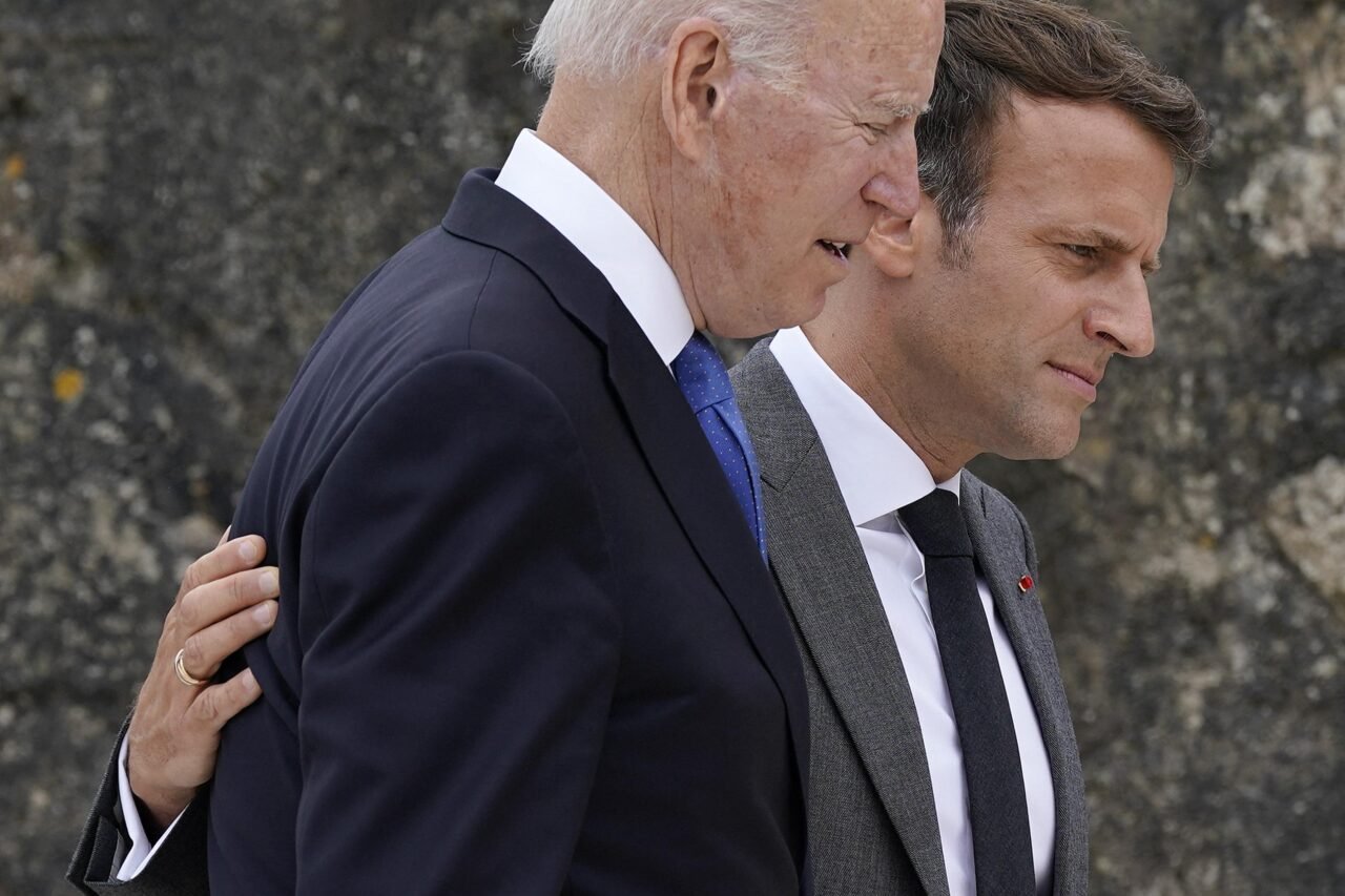 Crise des sous-marins : Emmanuel Macron s’entretiendra aujourd’hui avec Joe Biden, selon l’Elysée