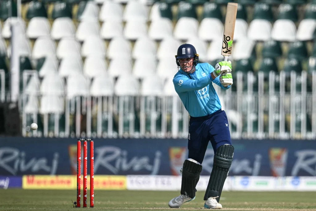 England and Sri Lanka Face Off in ODI Tri-Series England and Sri Lanka Face Off in ODI Tri-Series